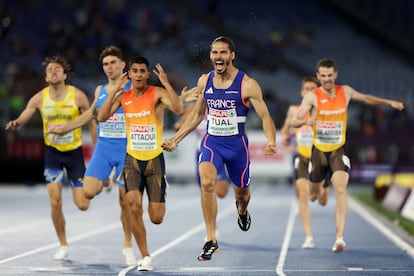 Gabriel Tual celebra su victoria en la prueba de los 800 metros, seguido por el español Mohamed Attaoui.