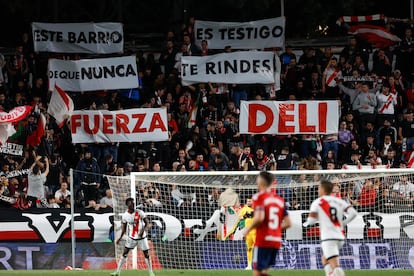 Tifo de los aficionados del Rayo Vallecano durante el partido de leyendas en el centenario del club el pasado 2024.