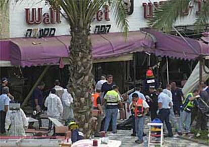 La policía y los equipos de rescate israelíes trabajan en la cafetería-restaurante Wall Street, que sufrió el atentado suicida.