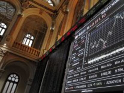 Panel informativo en la bolsa de Madrid que muestra el principal indicador de la Bolsa española, el IBEX 35. EFE/Archivo