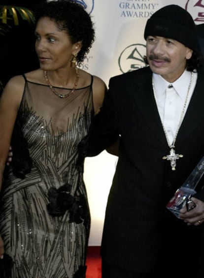 Carlos Santana y su mujer en una cena de los Latin Grammys, en 2004.