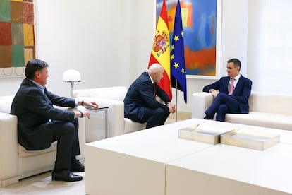 El presidente de Pimec y vicepresidente de Conpymes, Antoni Cañete; el presidente de Conpymes, José María Torres, y el presidente del Gobierno, Pedro Sánchez.