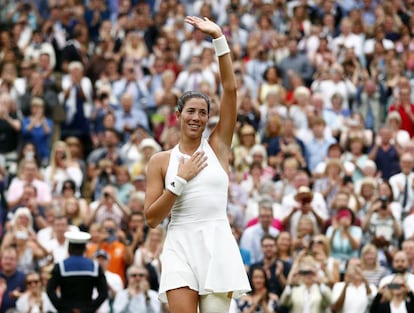Garbiñe Muguruza saluda al público de Wimbledon tras ganar la final.