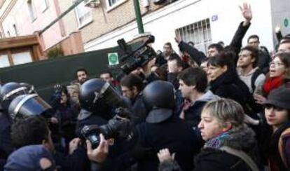 Efectivos de la policía junto a las personas concentradas el pasado fin de semana para realizar un escrache, ante la que creen que es la vivienda de la vicepresidenta del Gobierno, Soraya Sáenz de Santamaría, en las inmediaciones de la plaza de Manuel Becerra, en el distrito de Salamanca.