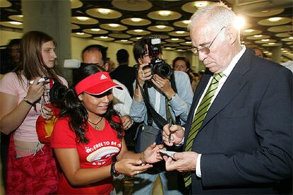 Llegada de la selección al aeropuerto de Barajas, tras caer anoche eliminada del Mundial 2006 ante la selección francesa. En la imagen, el seleccionador español Luis Aragonés.