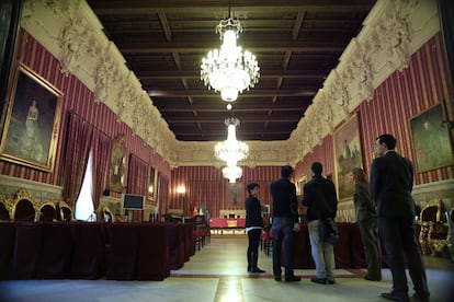 El Salón Colón -o salón de plenos- debe su nombre al cuadro del descubridor de Ámerica que colgaba de sus paredes. Tras sacarlo al pasillo de entrada, la sala la ocupan varios retratos de la familia Borbón, desde Felipe V hasta Juan Carlos I. Entre los lienzos, se encuentran dos retratos de la reina María Mercedes, uno de ellos realizado en 30 horas; o el retrato que el pintor Wussel de Guimbarda comenzó a realizarle a Amadeo de Saboya pero que, tras su abdicación, usó para Alfonso XII tomando el cuerpo del primer rey y poniendo la cabeza del segundo.