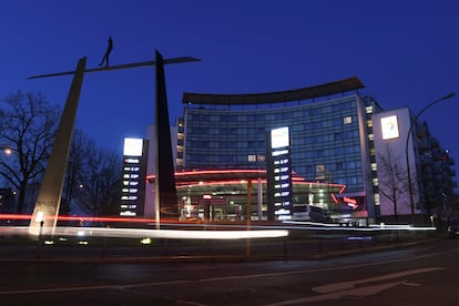 Gasolinera cerca de una escultura de Hubertus von der Goltz, en Berlín (Alemania).