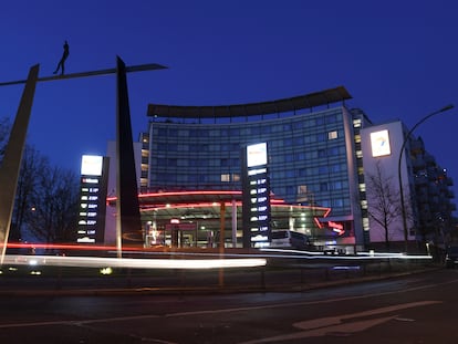 Gasolinera cerca de una escultura de Hubertus von der Goltz, en Berlín (Alemania).