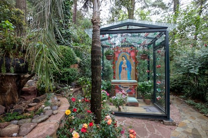 Un altar a la Virgen de Guadalupe rodeado de naturaleza.