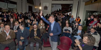 Toni Gaspar saluda a los asistentes a su acto de primarias en Valencia.