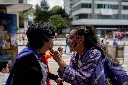 Una joven maquilla a su amigo en el Parque Nacional de Bogotá antes del inicio de la celebración. La Defensoría del Pueblo señaló que una persona es asesinada semanalmente en el país por su orientación sexual.