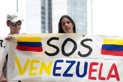 Una pancarta en la que se puede leer "Sos Venezuela", durante una protesta contra el presidente venezolano,Nicolás Maduro, frente al Palacio Itamarty, en Brasilia (Brasil).