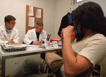 Un transexual recibe atención sanitaria por miembros de la ONG Médicos del Mundo en Madrid.