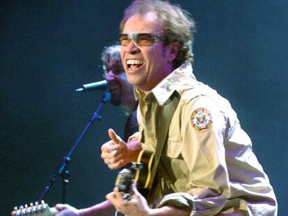 El cantante Nacho García Vega durante su actuación en el Festival 46664.