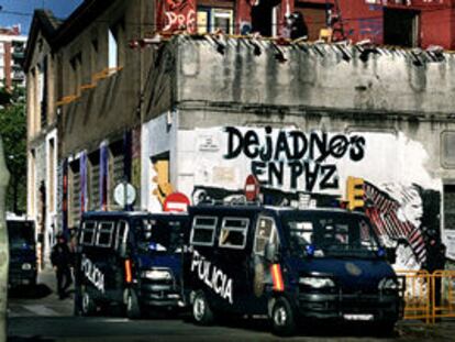 La policía desaloja el edificio El Palomar, en el barrio de Sant Andreu. PLANO GENERAL - ESCENA