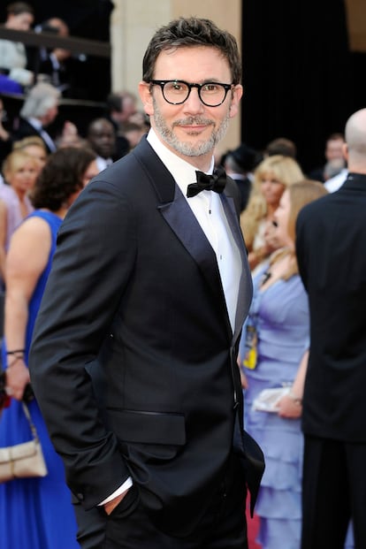 Michel Hazanavicius, director de The Artist y novio de Berenice Bejo, muy sobrio con su esmoquin con gafas de pasta.