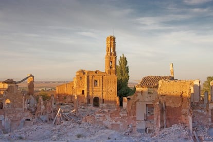 Las ruinas de la localidad aragonesa de Belchite no han sido restauradas desde la furiosa batalla que tuvo lugar en este pueblo durante la Guerra Civil. Siguen en pie, por decisión del régimen franquista, para recordar al visitante los horrores de la guerra. Es necesario contratar una visita guiada en <a href=" http://www.belchite.es" target="_blank"> el Ayuntamiento</a>, porque no se permite el recorrido libre entre las ruinas. Al caer la noche, hay rutas guiadas en las que se hace hincapié en las leyendas oscuras y trágicas.