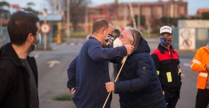 El presidente del Comité de Empresa de Alcoa San Cibrao, José Antonio Zan, abraza a un trabajador jubilado traas conocer la anulación del TSXG del ERE de la empresa, en Cervo, A Mariña, Lugo, Galicia (España)