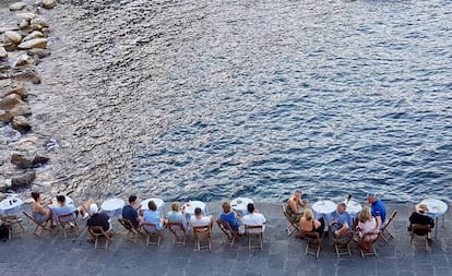 Una terraza frente al mar en la ciudad de Sorrento, en el golfo de Nápoles (Italia). 