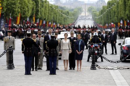 Los Reyes don Felipe y Doña Letizia acompañados por el presidente de la República Francesa François Hollande y la ministra de Ecología, Ségolène Royal, bajo el Arco de Triunfo de París durante la ofrenda floral ante la tumba del soldado desconocido. Este ha sido el primer acto de la visita oficial de los Reyes a Francia retomada este martes, ya que se suspendió el pasado 24 de marzo por la tragedia aérea de los Alpes.