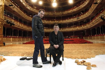 El director y dramaturgo Rodrigo García (izquierda) y el pianista Marino Formenti, ayer sobre el escenario del teatro María Guerrero.