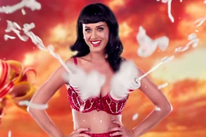 Los sujetadores de Katy Perry son de todo menos convencionales. En su videoclip California Gurls, la cantante lo mismo se coloca dos cupcakes a modo de sostén que derrota a un ejército de ositos de goma disparándoles la nata que brota de su sujetador.