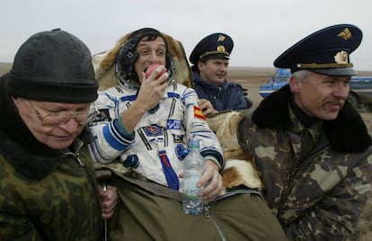 Pedro Duque, come una manzana a su llegada a la tierra tras el aterrizaje de la nave Soyuz en la que regresa de su estancia en la Estación Espacial Internacional (ISS), cerca de Arkalyk (Kazajistán), en octubre de 2003.