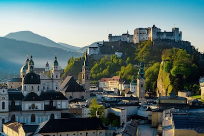 Fortaleza de Hohensalzburg y la ciudad de Salzburgo en Austria