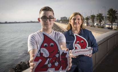 Mireya Carratalá y su hijo, José Monfort, enfermo de SHUa, en el puerto de Burriana.