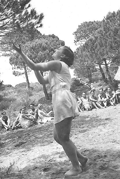 Fotografia dels àlbums dels Amics del Sol. Cortesia de Laura Oliver.
