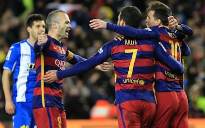 Iniesta festaja junto a Arda y Messi uno de los goles del argentino.
