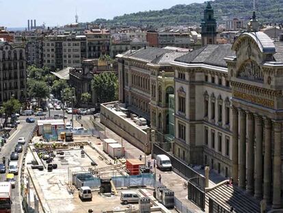 Estado actual de las obras frente al hospital Clínico para instalar la carpa a la que se trasladará el mercado del Ninot.