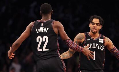 Dos jugadores de Brooklyn Nets en un partido de la NBA. 