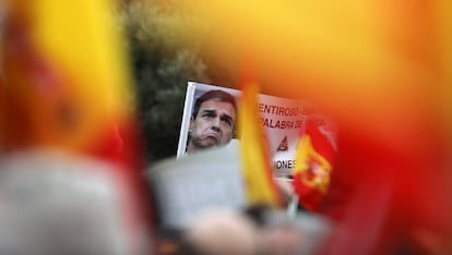 Uma dos cartazes contra o primeiro-ministro Pedro Sánchez, na manifestação da praça de Colón de Madri.