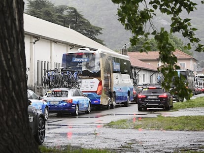 El pelotón del Giro, en autobús, camino de Suiza por el Valle de Aosta.