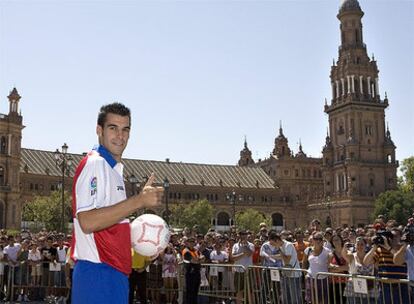 Negredo, con la camiseta del Sevilla, durante su presentación en la Plaza de España de la capital andaluza.