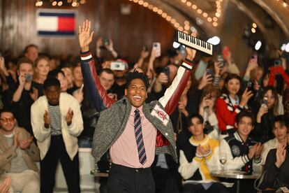 Jon Batiste se encargó de cerrar el desfile de Tommy Hilfiger y de convertir el evento en una fiesta.