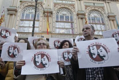 Trabajadores del Liceo se manifiestan a las puertas del teatro, el pasado día 22 de enero.