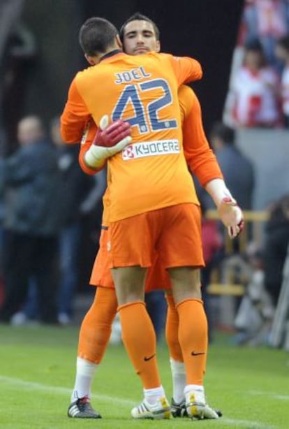 Joel sustituye a Asenjo durante un encuentro de Liga disputado frente al Sporting de Gijón en el estadio del Molinón.