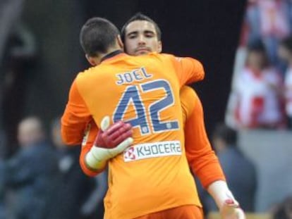 Joel sustituye a Asenjo durante un encuentro de Liga disputado frente al Sporting de Gijón en el estadio del Molinón.