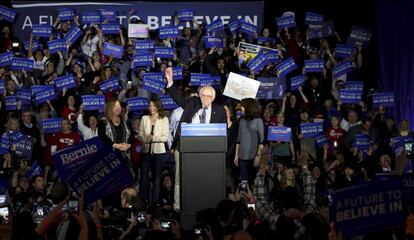 El candidato demócrata a la presidencia de Estados Unidos, Bernie Sanders, celebra los resultados de las votaciones en Des Moines, en el Estado de Iowa.