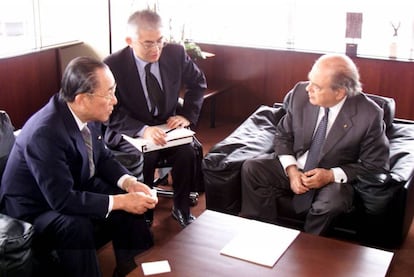 Jordi Pujol amb el vicepresident de la federació japonesa d'organitzacions econòmiques a Tòquio el 1999. 