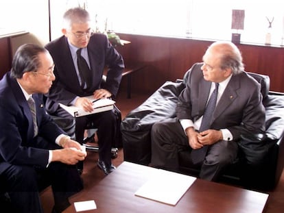Jordi Pujol amb el vicepresident de la federació japonesa d'organitzacions econòmiques a Tòquio el 1999. 