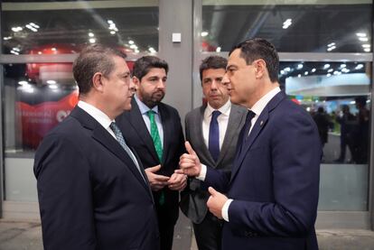 Los presidentes de Castilla-La Mancha, Emiliano García-Page, de Andalucía, Juanma Moreno, de la Comunidad de Murcia, Fernando López Miras, y de Valencia, Carlos Mazón, en Fitur.