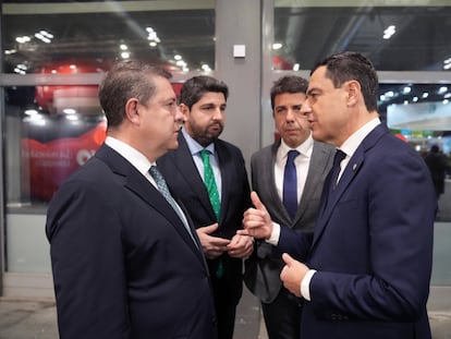 Los presidentes de Castilla-La Mancha, Emiliano García-Page, de Andalucía, Juanma Moreno, de la Comunidad de Murcia, Fernando López Miras, y de Valencia, Carlos Mazón, en Fitur.