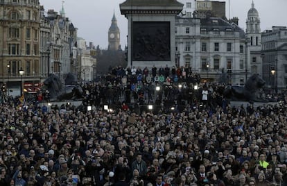 Una multitud se reúne en Trafalgar Square en una vigilia de recuerdo a las víctimas del terrorismo.