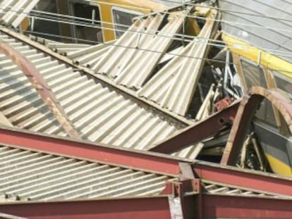Imagen del tren que descarriló el viernes a su llegada a Bretigny-sur-orge, cerca de París.