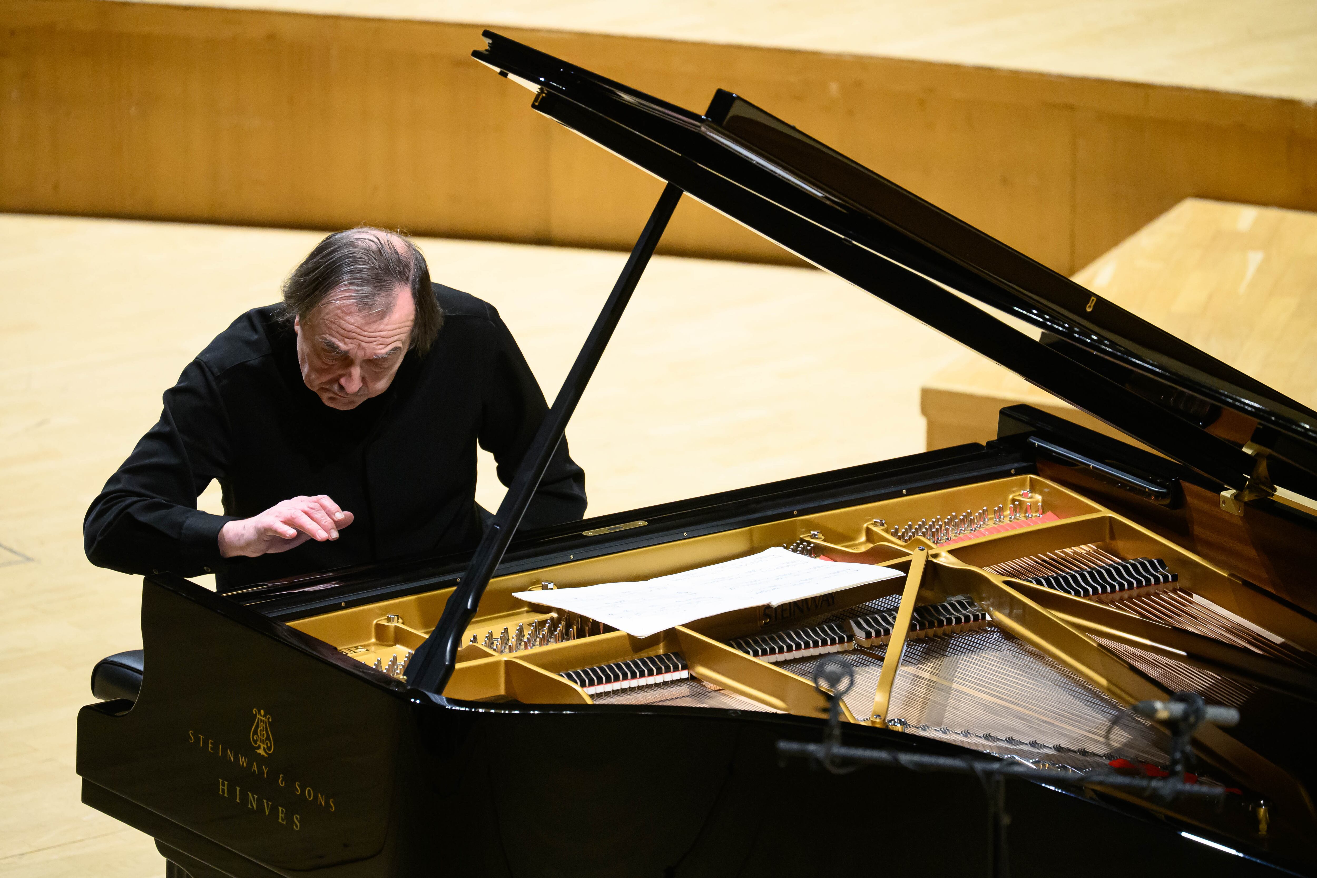 Pierre-Laurent Aimard tocando ‘Douze Notations pour piano’, de Boulez.