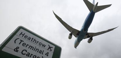 Un avi&oacute;n en el aeropuerto de Heathrow