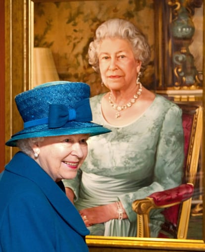 La reina Isabel II contempla uno de sus retratos, ubicado en los salones interiores del Queen Elizabeth